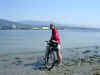 Kristen dypper sin cykel i Stillehavet